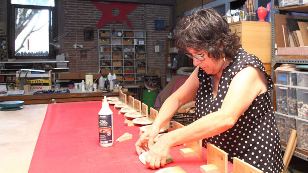 Roser Nadal treballant al taller